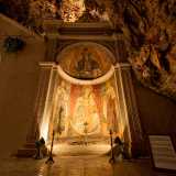 Ci avviciamo adesso all�edicola a destra dell�altare, affrescata nel 1538 dal pittore locale Francesco Palvisino...
